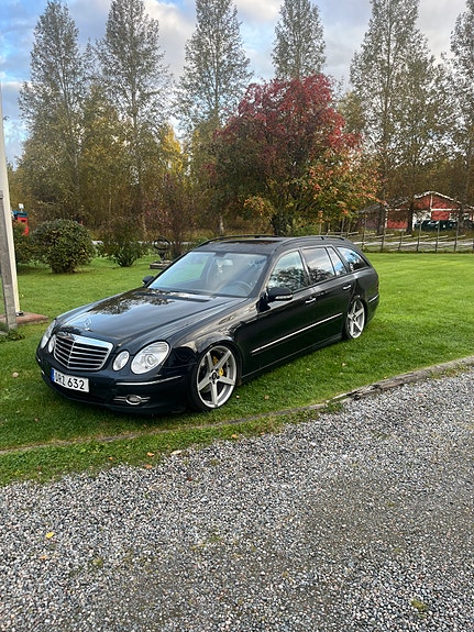 Mercedes-Benz E320 4 of 10
