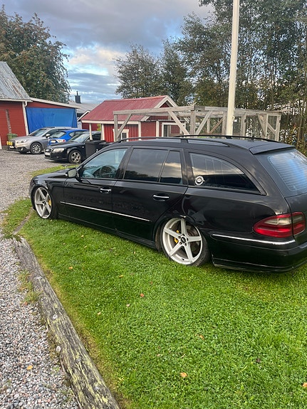 Mercedes-Benz E320 3 of 10