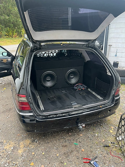 Mercedes-Benz E320 10 of 10