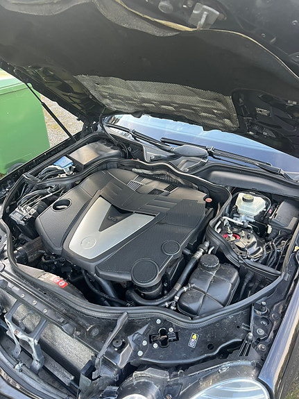 Mercedes-Benz E320 7 of 8