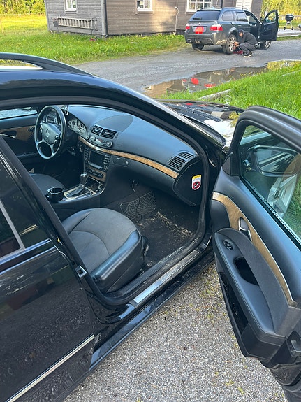 Mercedes-Benz E320 4 of 8