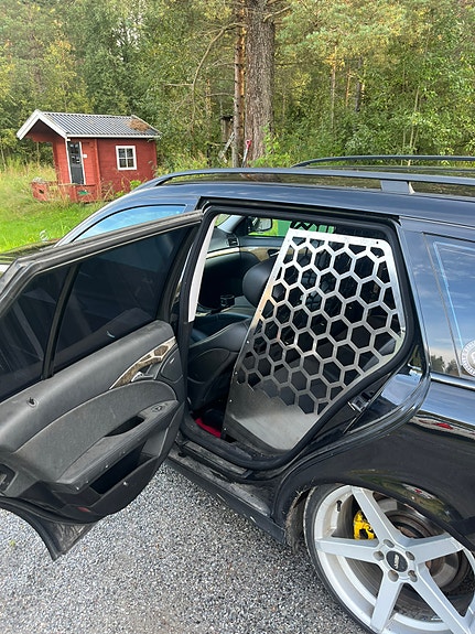 Mercedes-Benz E320 6 of 8