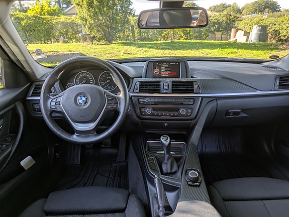 BMW 320i 3 of 5