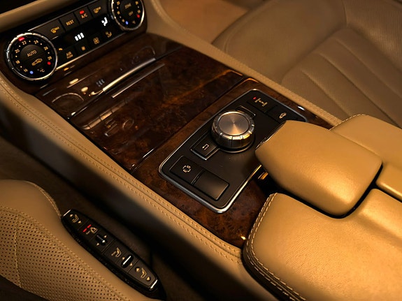 Mercedes-Benz CLS500 25 of 30