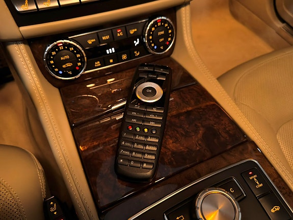Mercedes-Benz CLS500 26 of 30