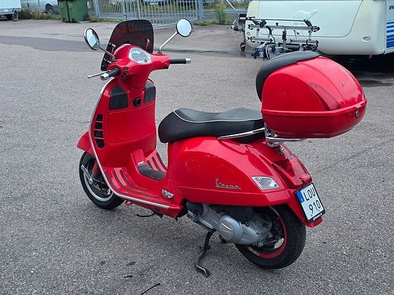 Piaggio Vespa GTS 300 Super 3 of 8
