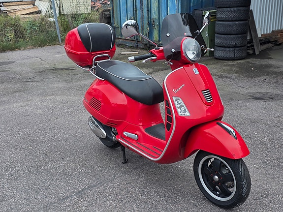 Piaggio Vespa GTS 300 Super 2 of 8