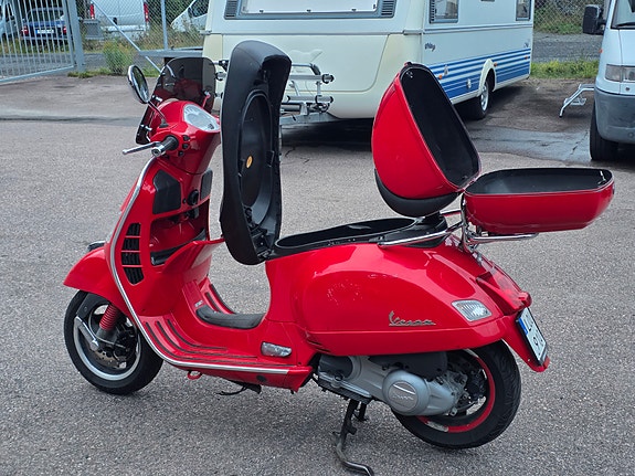 Piaggio Vespa GTS 300 Super 6 of 8
