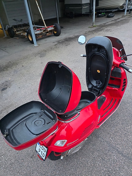 Piaggio Vespa GTS 300 Super 5 of 8