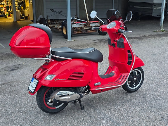 Piaggio Vespa GTS 300 Super 4 of 8