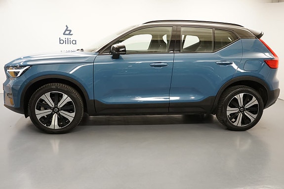 Volvo XC40 2 of 19