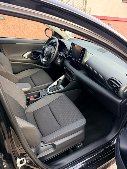 Toyota Yaris 12 of 12