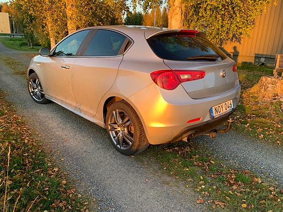 Alfa Romeo Giulietta 2 of 8