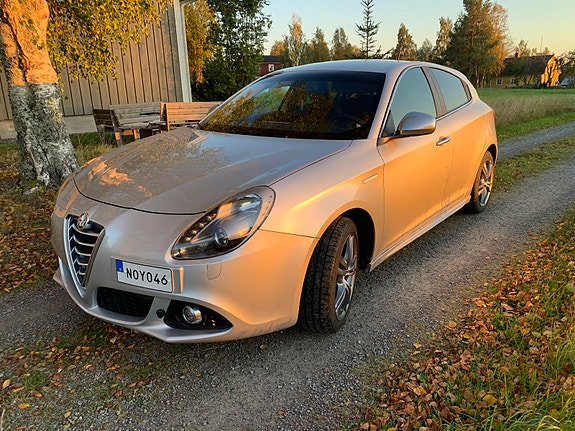 Alfa Romeo Giulietta 3 of 8