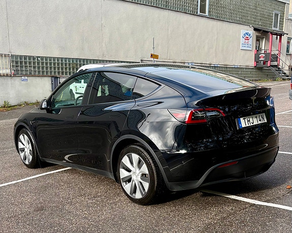 Tesla Model Y 5 of 27