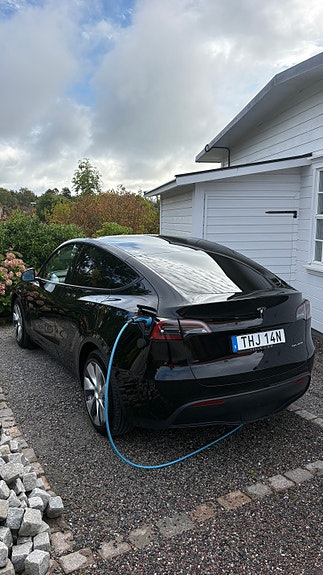 Tesla Model Y 8 of 27
