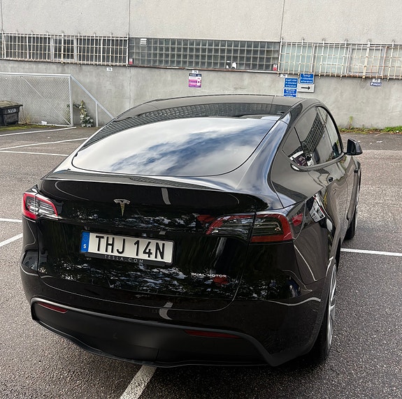 Tesla Model Y 4 of 27