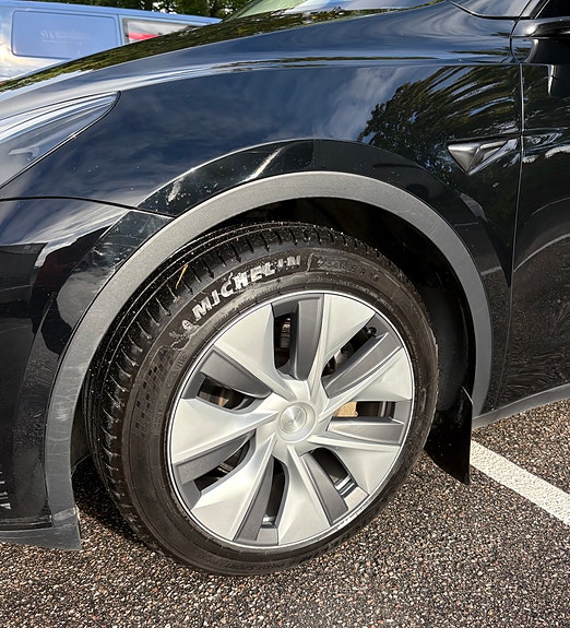 Tesla Model Y 12 of 27