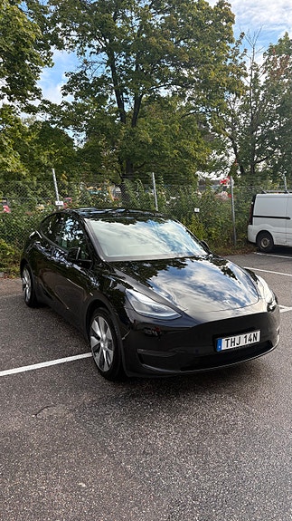 Tesla Model Y 3 of 27