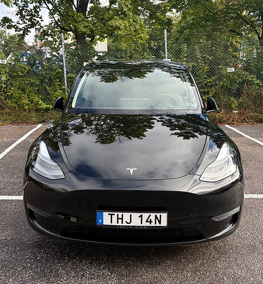 Tesla Model Y 2 of 27