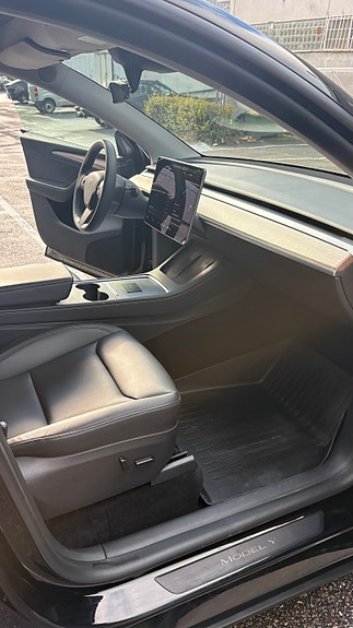 Tesla Model Y 21 of 27