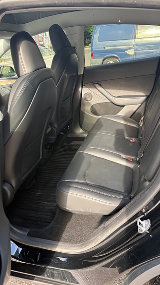 Tesla Model Y 16 of 27