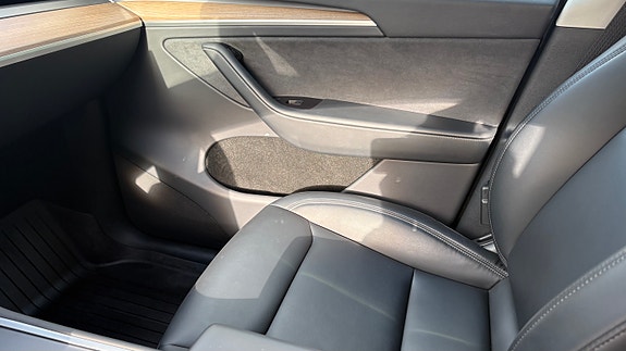 Tesla Model Y 20 of 27