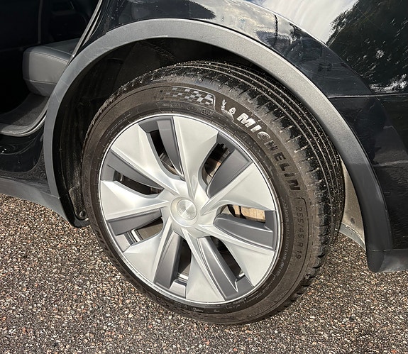 Tesla Model Y 10 of 27