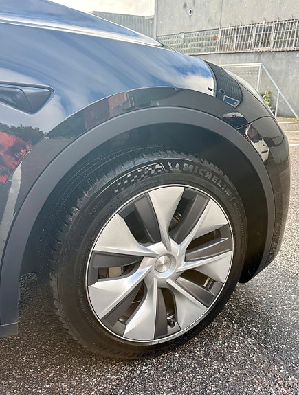 Tesla Model Y 11 of 27