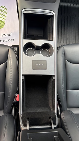 Tesla Model Y 22 of 27