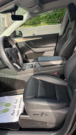 Tesla Model Y 18 of 27