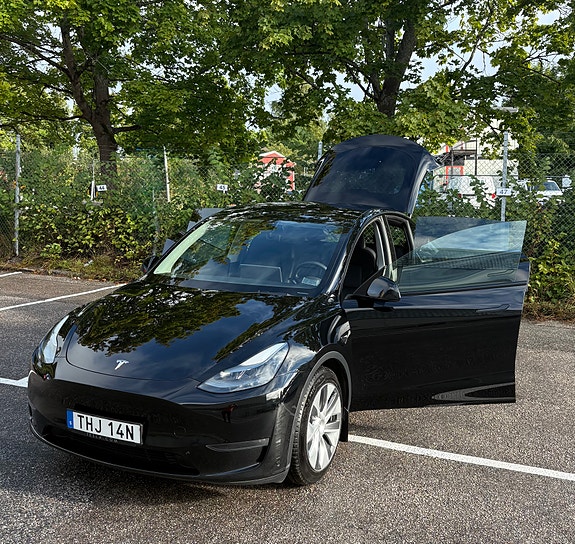 Tesla Model Y 7 of 27