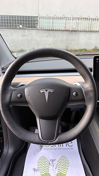 Tesla Model Y 15 of 27