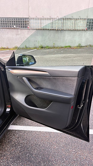 Tesla Model Y 23 of 27