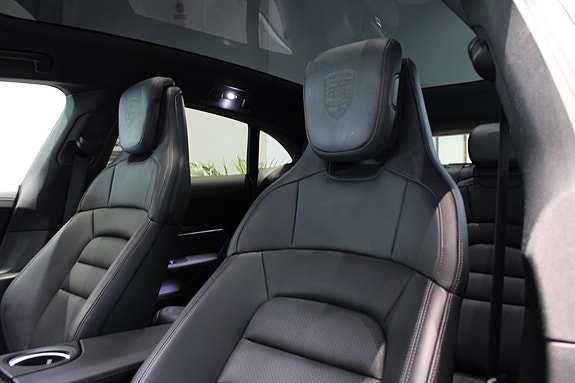 Porsche Taycan Cross Turismo 3 of 21