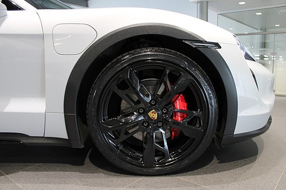 Porsche Taycan Cross Turismo 8 of 21