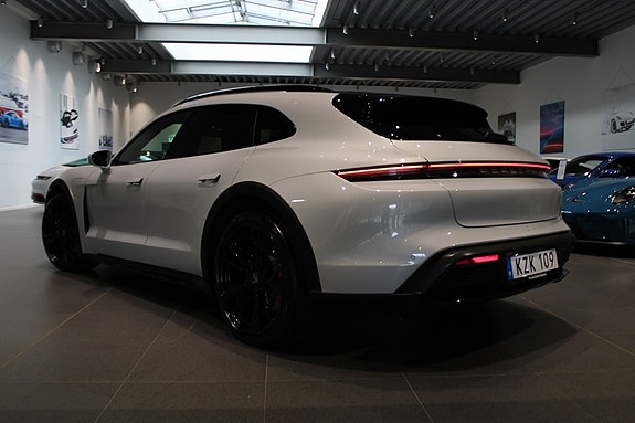 Porsche Taycan Cross Turismo 2 of 21