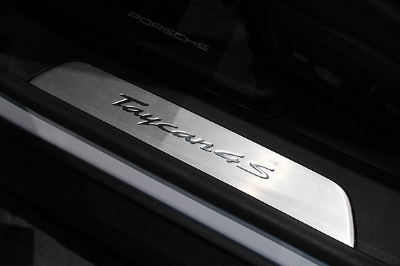 Porsche Taycan Cross Turismo 9 of 21