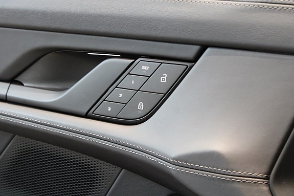 Porsche Taycan Cross Turismo 11 of 21