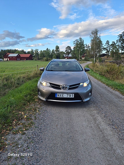 Toyota Auris 2 of 3