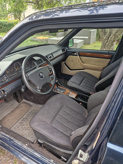 Mercedes-Benz 300 E-24 3 of 3
