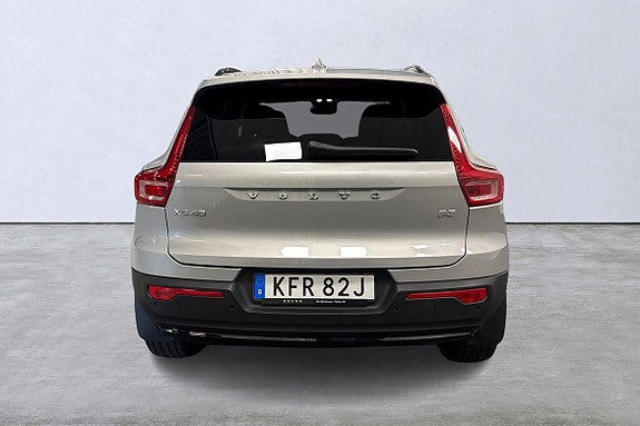 Volvo XC40 5 of 26