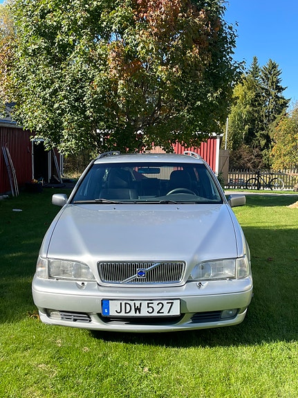 Volvo V70 2 of 9