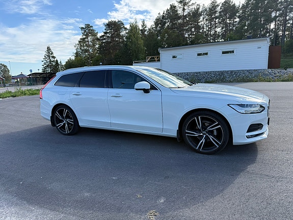 Volvo V90 2 of 15