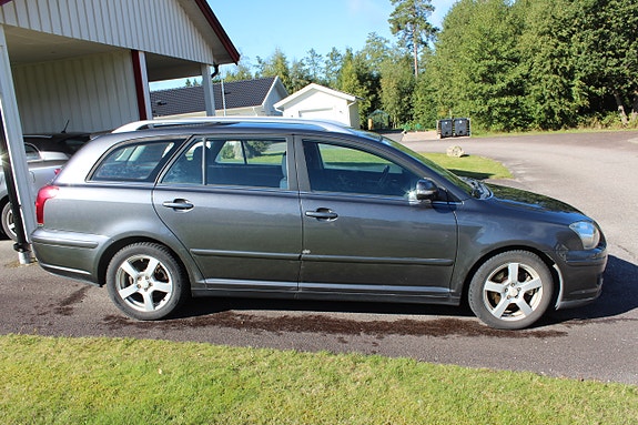 Toyota Avensis 2 of 2