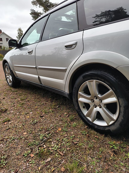 Subaru Outback 2 of 9