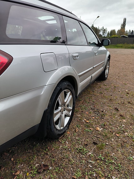 Subaru Outback 3 of 9