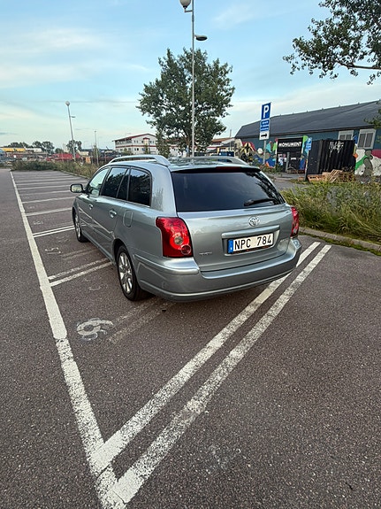 Toyota Avensis 4 of 10