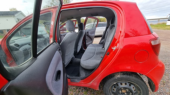 Toyota Yaris 6 of 13
