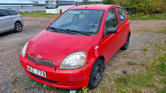 Toyota Yaris 2 of 13